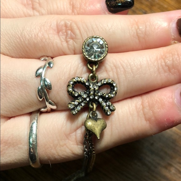 Unique Besty Johnson Earrings 🎀 - Picture 4 of 4